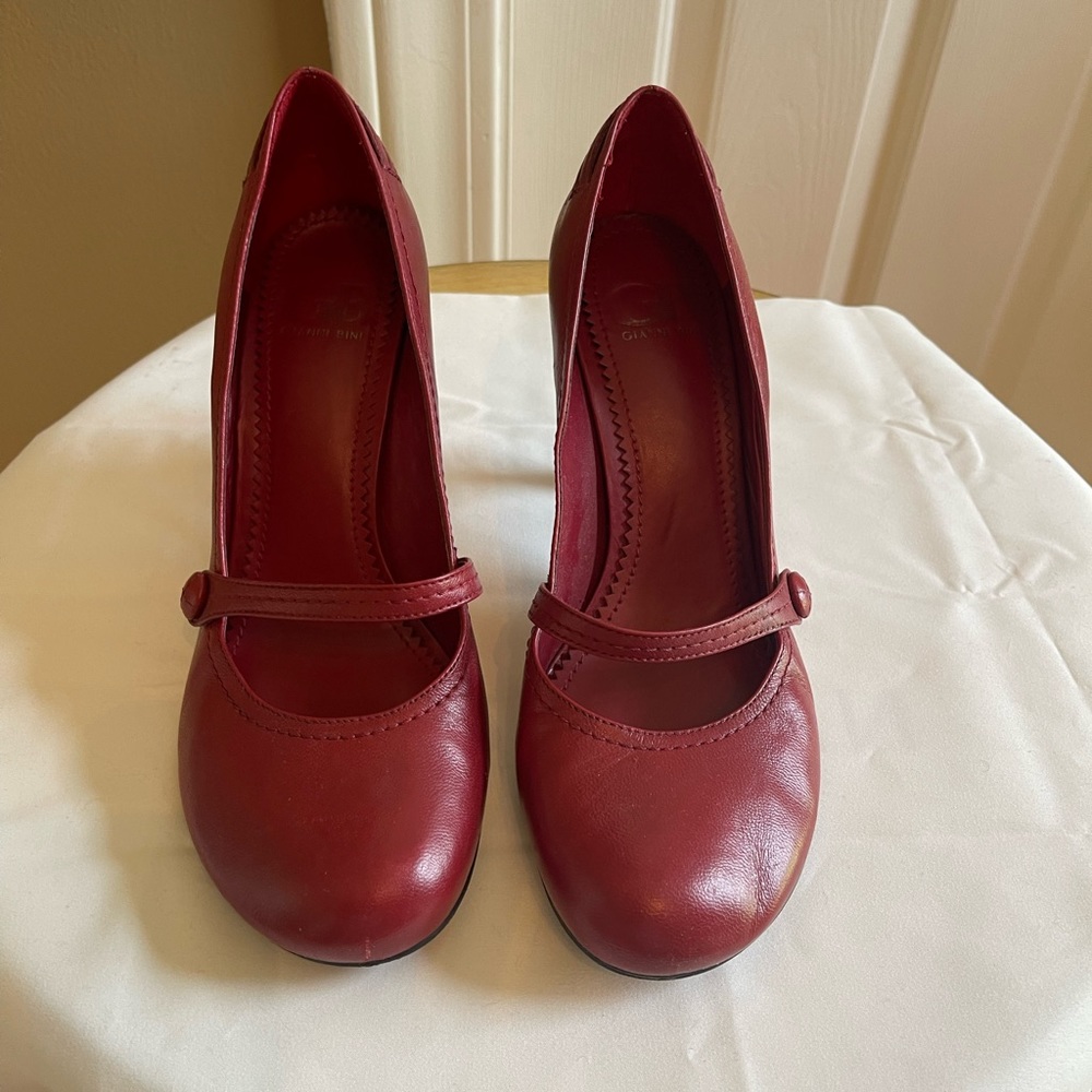 Gianni Bini Red Pumps